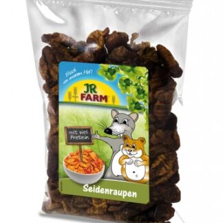 Entdecken Sie das hochwertige Einzelfuttermittel von JR FARM für Ratten, Hamster, Mäuse und andere gemischt ernährte Nager. Unsere getrockneten Seidenraupenpuppen sind eine ausgezeichnete Quelle für hochwertiges, tierisches Eiweiß und bieten Ihren kleinen Freunden eine schmackhafte und nahrhafte Ergänzung zu ihrem Speiseplan. Diese leckeren Snacks sind nicht nur gesund, sondern auch ein unverzichtbarer Bestandteil für eine ausgewogene Ernährung. Die Fütterungsempfehlung lautet: Je nach Größe des Tieres bis zu 1 Teelöffel täglich, entweder pur oder untergemischt mit dem Hauptfutter. Genießen Sie die Vorteile von 40g bester Qualität für das Wohlbefinden Ihrer Nager!