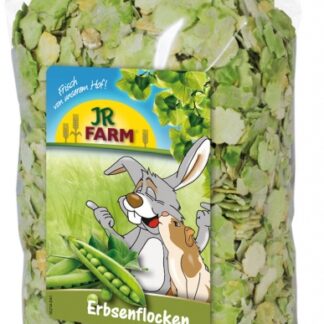 Die Erbsenflocken sind ein gesunder und beliebter Snack für alle Nager und Zwergkaninchen. Diese hochwertigen Erbsenflocken sind schonend vorgegart, leicht verdaulich und einfach lecker! Du kannst sie ideal als Zugabe unter das Heu, in eine Kräutermischung oder in das gewohnte Futter mischen. Deine kleinen Lieblinge werden die Flocken auch gerne direkt aus der Hand als Belohnung oder Snack zwischendurch genießen. Sie sind reich an wichtigen Vitaminen wie A, C und B sowie Mineralstoffen wie Eisen, Kalium, Magnesium und Zink. Mit einem hohen Proteinanteil unterstützen die Erbsenflocken den Muskelaufbau und sind gleichzeitig fett- und kalorienarm. Zudem fördern die enthaltenen Ballaststoffe eine gesunde Verdauung und einen aktiven Darm. Gönn deinen Nager und Zwergkaninchen diesen gesunden Genuss! Die Erbsenflocken sind ein hochwertiges Einzelfuttermittel, ideal für eine ausgewogene Ernährung. Verpackt in einer praktischen 200 g Portion, sind sie die perfekte Snacklösung für zwischendurch.