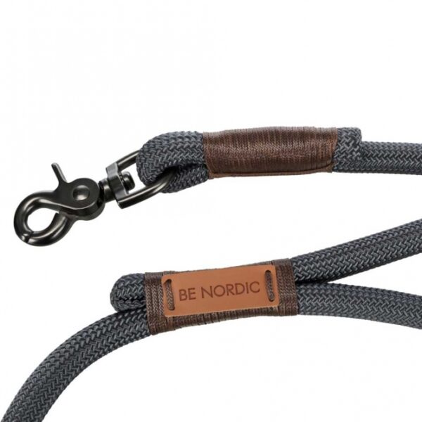 Entdecken Sie unser hochwertiges, rund gewebtes Tau mit einem praktischen Trigger Snap Hook, ideal für den Einsatz im Alltag. Mit einer Länge von 1 Meter und einem Durchmesser von 8 mm in der Größe S-M ist es perfekt für kleine bis mittelgroße Hunde geeignet. Die ansprechende Farbkombination aus dunkelgrau und braun sorgt nicht nur für einen stilvollen Look, sondern auch für hohe Sichtbarkeit. Zudem unterstützen Sie mit jedem Kauf die Meeresschutzprojekte von TRIXIE und tragen aktiv zum Natur- und Artenschutz bei. Wählen Sie Qualität und Nachhaltigkeit für Ihr Haustier – unser Tau ist die beste Wahl für verantwortungsbewusste Tierliebhaber!