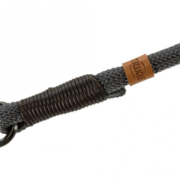 Entdecken Sie unser hochwertiges, rund gewebtes Tau mit einem praktischen Trigger Snap Hook, ideal für den Einsatz im Alltag. Mit einer Länge von 1 Meter und einem Durchmesser von 8 mm in der Größe S-M ist es perfekt für kleine bis mittelgroße Hunde geeignet. Die ansprechende Farbkombination aus dunkelgrau und braun sorgt nicht nur für einen stilvollen Look, sondern auch für hohe Sichtbarkeit. Zudem unterstützen Sie mit jedem Kauf die Meeresschutzprojekte von TRIXIE und tragen aktiv zum Natur- und Artenschutz bei. Wählen Sie Qualität und Nachhaltigkeit für Ihr Haustier – unser Tau ist die beste Wahl für verantwortungsbewusste Tierliebhaber!