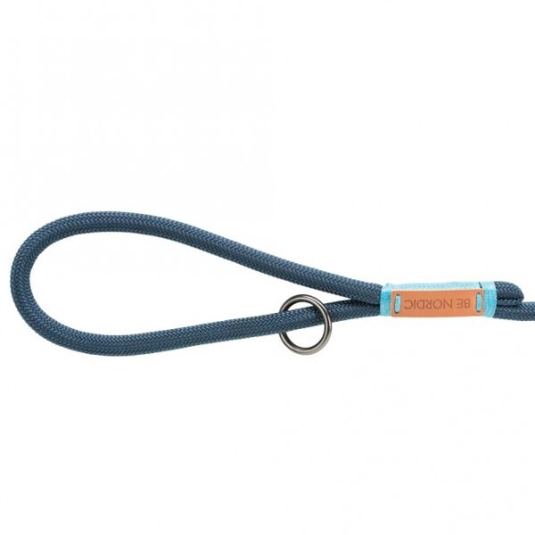 Entdecken Sie unser hochwertiges, rund gewebtes Tau mit einem praktischen Trigger Snap Hook, ideal für vielfältige Anwendungen. Mit einer Länge von 1 Meter und einem Durchmesser von 13 mm in der Größe L-XL bietet es nicht nur Stabilität, sondern auch Sicherheit beim Einsatz. Die ansprechende Farbkombination aus Dunkelblau und Hellblau macht dieses Tau zu einem echten Blickfang. Zudem unterstützen Sie mit jedem Kauf die Meeresschutzprojekte von TRIXIE und tragen aktiv zum Natur- und Artenschutz bei. Wählen Sie Qualität und Nachhaltigkeit – für ein gutes Gewissen und langlebige Produkte!