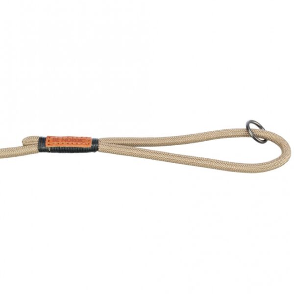 Entdecken Sie unser hochwertiges, rund gewebtes Tau mit einem praktischen Trigger Snap Hook, das sich ideal für alle Aktivitäten im Freien eignet. Mit einer Länge von 1 m und einem Durchmesser von 13 mm in der Größe L-XL bietet es nicht nur Stabilität, sondern auch eine ansprechende Farbkombination in sand/schwarz. Dieses vielseitige Tau ist perfekt für Hundebesitzer, die Wert auf hohe Qualität und Sicherheit legen. Zudem unterstützt der Verkauf dieser Serie die Meeresschutzprojekte von TRIXIE, wodurch Sie aktiv zum Natur- und Artenschutz beitragen können. Wählen Sie unser robustes Tau für zuverlässige Anwendungen und helfen Sie gleichzeitig, die Umwelt zu schützen!