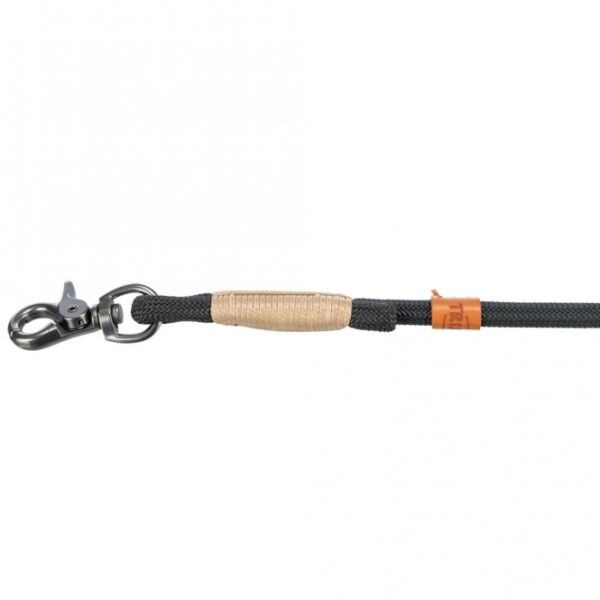 Entdecken Sie unser hochwertiges, rund gewebtes Tau mit einem praktischen Trigger Snap Hook, ideal für den täglichen Gebrauch. Mit einer Länge von 1 Meter und einem Durchmesser von 13 mm in der Größe L-XL bietet es sowohl Stabilität als auch Flexibilität. Die elegante Farbkombination in schwarz/sand macht es nicht nur funktional, sondern auch stilvoll. Durch den Kauf dieses Produkts unterstützen Sie zudem die Meeresschutzprojekte von TRIXIE und tragen aktiv zum Natur- und Artenschutz bei. Wählen Sie Qualität und Nachhaltigkeit – entscheiden Sie sich für unser robustes Tau!