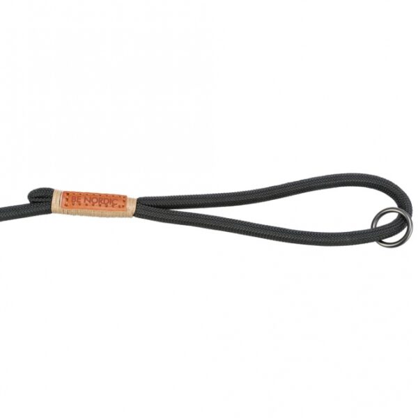 Entdecken Sie unser hochwertiges, rund gewebtes Tau mit einem praktischen Trigger Snap Hook, ideal für den täglichen Gebrauch. Mit einer Länge von 1 Meter und einem Durchmesser von 13 mm in der Größe L-XL bietet es sowohl Stabilität als auch Flexibilität. Die elegante Farbkombination in schwarz/sand macht es nicht nur funktional, sondern auch stilvoll. Durch den Kauf dieses Produkts unterstützen Sie zudem die Meeresschutzprojekte von TRIXIE und tragen aktiv zum Natur- und Artenschutz bei. Wählen Sie Qualität und Nachhaltigkeit – entscheiden Sie sich für unser robustes Tau!