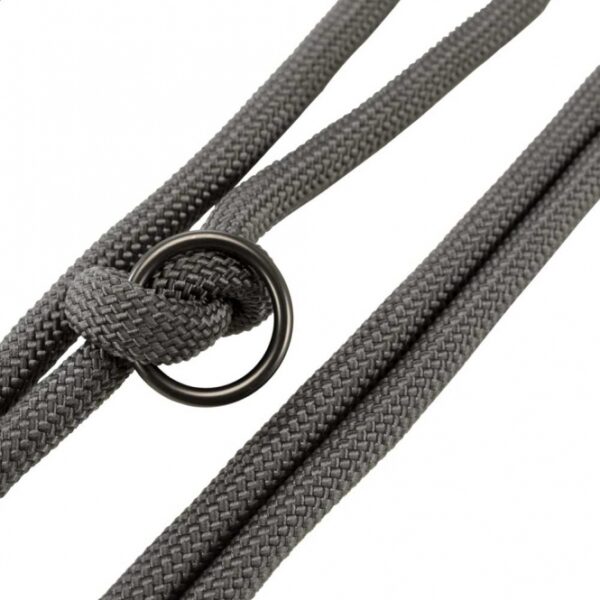 Entdecken Sie unser hochwertiges, rund gewebtes Tau in der eleganten Farbe dunkelgrau/braun, das nicht nur funktional, sondern auch umweltfreundlich ist. Mit einer Länge von 2 m und einem Durchmesser von 8 mm in der Größe S-M ist dieses Tau ideal für verschiedene Anwendungen. Es ist 3-fach verstellbar, sodass Sie die Ringpositionen durch Knoten stufenlos anpassen können, um maximalen Komfort und Flexibilität zu gewährleisten. Ausgestattet mit robusten Trigger Snap Hooks, bietet es Sicherheit und einfache Handhabung. Mit jedem Kauf unterstützen Sie zudem wichtige Meeresschutzprojekte, was einen wertvollen Beitrag zum Natur- und Artenschutz leistet. Wählen Sie Qualität und Nachhaltigkeit – für ein gutes Gewissen beim Einsatz unseres Taufes!