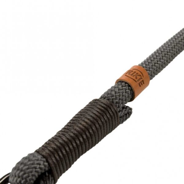 Entdecken Sie unser hochwertiges, rund gewebtes Tau in der eleganten Farbe dunkelgrau/braun, das nicht nur funktional, sondern auch umweltfreundlich ist. Mit einer Länge von 2 m und einem Durchmesser von 8 mm in der Größe S-M ist dieses Tau ideal für verschiedene Anwendungen. Es ist 3-fach verstellbar, sodass Sie die Ringpositionen durch Knoten stufenlos anpassen können, um maximalen Komfort und Flexibilität zu gewährleisten. Ausgestattet mit robusten Trigger Snap Hooks, bietet es Sicherheit und einfache Handhabung. Mit jedem Kauf unterstützen Sie zudem wichtige Meeresschutzprojekte, was einen wertvollen Beitrag zum Natur- und Artenschutz leistet. Wählen Sie Qualität und Nachhaltigkeit – für ein gutes Gewissen beim Einsatz unseres Taufes!