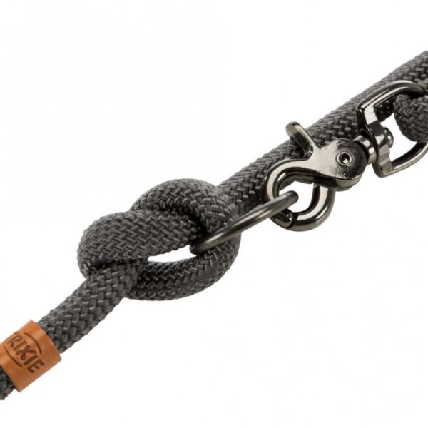 Entdecken Sie unser hochwertiges, rund gewebtes Tau, das nicht nur robust, sondern auch vielseitig einsetzbar ist. Mit einer Länge von 2 m und einem Durchmesser von 13 mm in der Größe L-XL ist es perfekt für verschiedene Anwendungen geeignet. Das Tau ist 3-fach verstellbar und ermöglicht stufenlose Anpassungen der Ringpositionen durch Knoten, was eine individuelle Nutzung garantiert. Ausgestattet mit praktischen Trigger Snap Hooks, bietet es zusätzliche Sicherheit und Komfort. In der eleganten Farbkombination schwarz/sand ist dieses Tau nicht nur funktional, sondern auch stilvoll. Mit jedem Kauf unterstützen Sie zudem die Meeresschutzprojekte von TRIXIE und tragen aktiv zum Natur- und Artenschutz bei. Entscheiden Sie sich für Qualität und Nachhaltigkeit – ideal für Tierliebhaber und umweltbewusste Käufer!