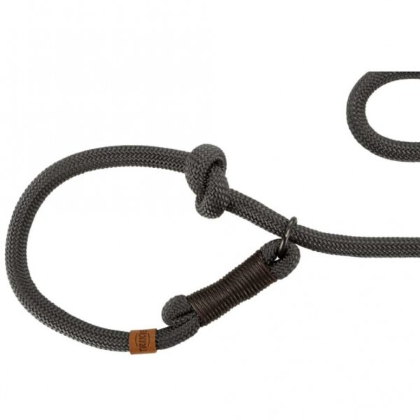 Dieses hochwertige, rund gewebte Tau ist der ideale Begleiter für Ihren Hund. Mit einer Länge von ca. 1,7 m und einem Durchmesser von 8 mm in der Größe S-M bietet es sowohl Stabilität als auch Komfort. Der Halsumfang und die Zugbegrenzung sind durch Knoten stufenlos verstellbar, sodass Sie die perfekte Passform für Ihren Vierbeiner einstellen können. In einem eleganten dunkelgrau/braun ist dieses Tau nicht nur funktional, sondern auch stilvoll. Zudem unterstützt der Verkauf dieser Serie die Meeresschutzprojekte von TRIXIE und trägt aktiv zum Natur- und Artenschutz bei. Investieren Sie in Qualität und tun Sie gleichzeitig etwas Gutes für die Umwelt!