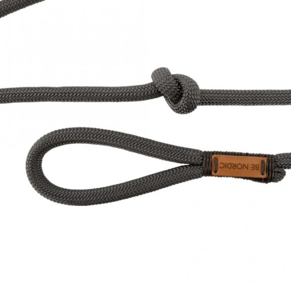 Dieses hochwertige, rund gewebte Tau ist der ideale Begleiter für Ihren Hund. Mit einer Länge von ca. 1,7 m und einem Durchmesser von 8 mm in der Größe S-M bietet es sowohl Stabilität als auch Komfort. Der Halsumfang und die Zugbegrenzung sind durch Knoten stufenlos verstellbar, sodass Sie die perfekte Passform für Ihren Vierbeiner einstellen können. In einem eleganten dunkelgrau/braun ist dieses Tau nicht nur funktional, sondern auch stilvoll. Zudem unterstützt der Verkauf dieser Serie die Meeresschutzprojekte von TRIXIE und trägt aktiv zum Natur- und Artenschutz bei. Investieren Sie in Qualität und tun Sie gleichzeitig etwas Gutes für die Umwelt!