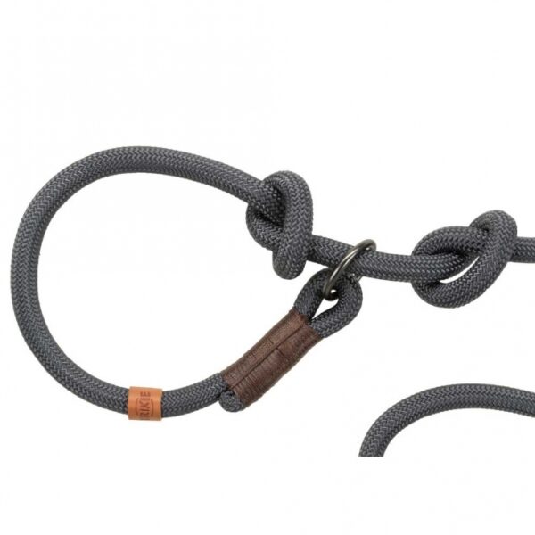 Dieses hochwertige, rund gewebte Tau ist der ideale Begleiter für jeden Hundebesitzer. Mit einer Länge von ca. 1,7 m und einem Durchmesser von 13 mm in der Größe L-XL bietet es optimale Handhabung und Sicherheit. Der Halsumfang lässt sich durch die stufenlos verstellbaren Knoten individuell anpassen, was zusätzlichen Komfort für Ihren Hund gewährleistet. In der eleganten Farbkombination dunkelgrau/braun ist dieses Tau nicht nur funktional, sondern auch stilvoll. Zudem unterstützt der Verkauf dieser Serie wichtige Meeresschutzprojekte von TRIXIE und leistet somit einen wertvollen Beitrag zum Natur- und Artenschutz. Entscheiden Sie sich für Qualität und Nachhaltigkeit – für glückliche Hunde und eine gesunde Umwelt!