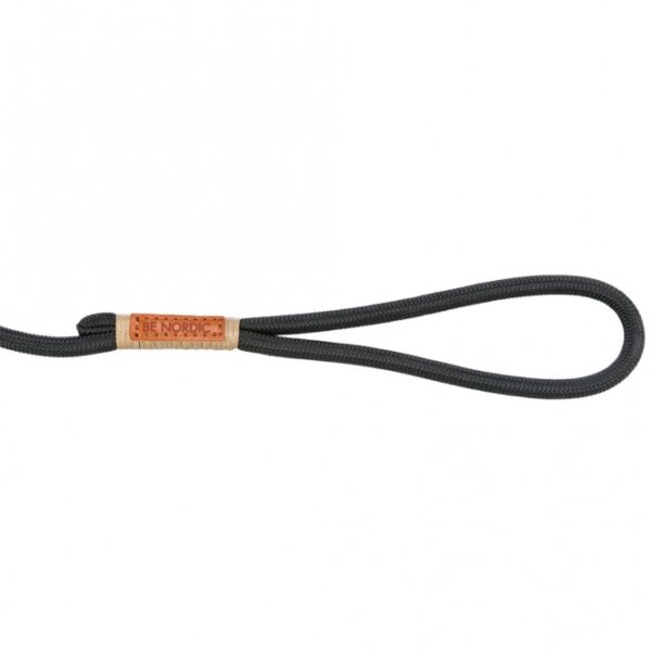 Entdecken Sie unser hochwertiges, rund gewebtes Tau, das sich ideal für Ihren Hund eignet. Mit einer Länge von ca. 1,7 m und einem Durchmesser von 13 mm in der Größe L-XL bietet es die perfekte Kombination aus Stabilität und Flexibilität. Der Halsumfang und die Zugbegrenzung sind durch Knoten stufenlos verstellbar, was eine individuelle Anpassung ermöglicht und somit höchsten Komfort garantiert. Erhältlich in der eleganten Farbkombination schwarz/sand, ist dieses Tau nicht nur funktional, sondern auch stilvoll. Zudem unterstützen wir mit jedem Verkauf der Serie wichtige Meeresschutzprojekte und leisten so einen wertvollen Beitrag zum Natur- und Artenschutz. Investieren Sie in Qualität und Nachhaltigkeit für Ihren vierbeinigen Freund!