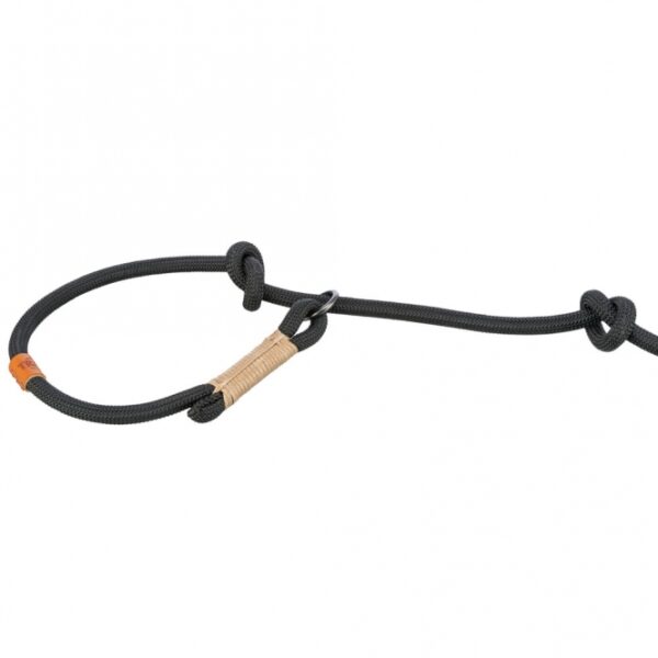 Entdecken Sie unser hochwertiges, rund gewebtes Tau, das sich ideal für Ihren Hund eignet. Mit einer Länge von ca. 1,7 m und einem Durchmesser von 13 mm in der Größe L-XL bietet es die perfekte Kombination aus Stabilität und Flexibilität. Der Halsumfang und die Zugbegrenzung sind durch Knoten stufenlos verstellbar, was eine individuelle Anpassung ermöglicht und somit höchsten Komfort garantiert. Erhältlich in der eleganten Farbkombination schwarz/sand, ist dieses Tau nicht nur funktional, sondern auch stilvoll. Zudem unterstützen wir mit jedem Verkauf der Serie wichtige Meeresschutzprojekte und leisten so einen wertvollen Beitrag zum Natur- und Artenschutz. Investieren Sie in Qualität und Nachhaltigkeit für Ihren vierbeinigen Freund!