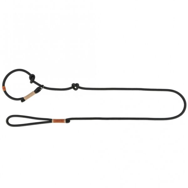 Entdecken Sie unser hochwertiges, rund gewebtes Tau, das sich ideal für Ihren Hund eignet. Mit einer Länge von ca. 1,7 m und einem Durchmesser von 13 mm in der Größe L-XL bietet es die perfekte Kombination aus Stabilität und Flexibilität. Der Halsumfang und die Zugbegrenzung sind durch Knoten stufenlos verstellbar, was eine individuelle Anpassung ermöglicht und somit höchsten Komfort garantiert. Erhältlich in der eleganten Farbkombination schwarz/sand, ist dieses Tau nicht nur funktional, sondern auch stilvoll. Zudem unterstützen wir mit jedem Verkauf der Serie wichtige Meeresschutzprojekte und leisten so einen wertvollen Beitrag zum Natur- und Artenschutz. Investieren Sie in Qualität und Nachhaltigkeit für Ihren vierbeinigen Freund!