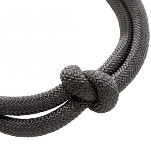Entdecken Sie unser hochwertiges, rund gewebtes Tau, das sich ideal für Hunde eignet. Mit einer Länge von ca. 45 cm und einem Durchmesser von ca. 8 mm bietet es nicht nur eine robuste Qualität, sondern auch eine stufenlos verstellbare Halsumfang- und Zugbegrenzung durch Knoten, die für optimalen Komfort sorgt. Die ansprechende Farbe in dunkelgrau/braun macht es zu einem stilvollen Accessoire für Ihren Vierbeiner. Darüber hinaus unterstützt der Verkauf dieser Serie die TRIXIE Meeresschutzprojekte und trägt aktiv zum Natur- und Artenschutz bei. Wählen Sie Qualität und Verantwortung für Ihren Hund!