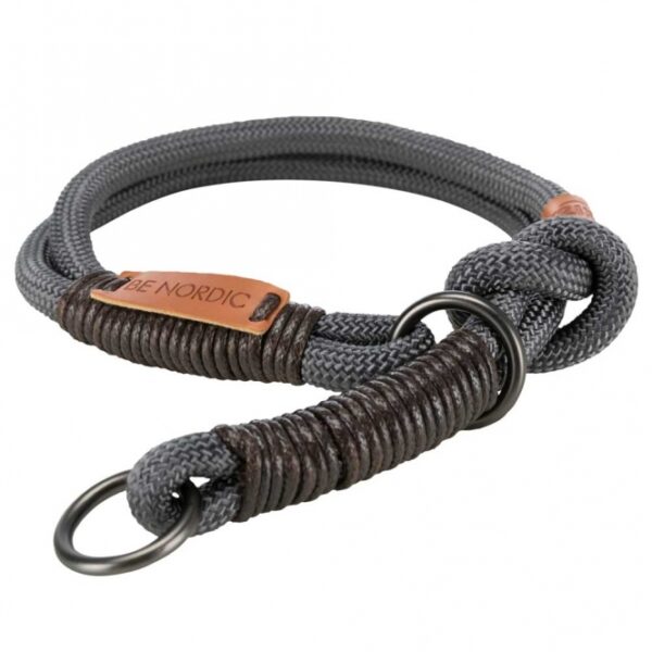 Entdecken Sie unser hochwertiges, rund gewebtes Tau, das sich ideal für Hunde eignet. Mit einer Länge von ca. 45 cm und einem Durchmesser von ca. 8 mm bietet es nicht nur eine robuste Qualität, sondern auch eine stufenlos verstellbare Halsumfang- und Zugbegrenzung durch Knoten, die für optimalen Komfort sorgt. Die ansprechende Farbe in dunkelgrau/braun macht es zu einem stilvollen Accessoire für Ihren Vierbeiner. Darüber hinaus unterstützt der Verkauf dieser Serie die TRIXIE Meeresschutzprojekte und trägt aktiv zum Natur- und Artenschutz bei. Wählen Sie Qualität und Verantwortung für Ihren Hund!