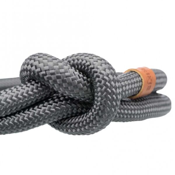 Entdecken Sie unser hochwertiges, rund gewebtes Tau, das sich ideal für Hunde eignet. Mit einer Länge von ca. 45 cm und einem Durchmesser von ca. 8 mm bietet es nicht nur eine robuste Qualität, sondern auch eine stufenlos verstellbare Halsumfang- und Zugbegrenzung durch Knoten, die für optimalen Komfort sorgt. Die ansprechende Farbe in dunkelgrau/braun macht es zu einem stilvollen Accessoire für Ihren Vierbeiner. Darüber hinaus unterstützt der Verkauf dieser Serie die TRIXIE Meeresschutzprojekte und trägt aktiv zum Natur- und Artenschutz bei. Wählen Sie Qualität und Verantwortung für Ihren Hund!
