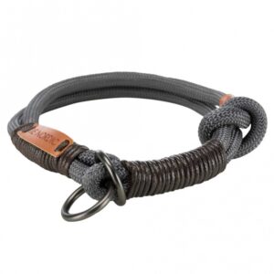 Entdecken Sie unser hochwertiges, rund gewebtes Tau, das sich ideal für Hunde eignet. Mit einer Länge von ca. 45 cm und einem Durchmesser von ca. 8 mm bietet es nicht nur eine robuste Qualität, sondern auch eine stufenlos verstellbare Halsumfang- und Zugbegrenzung durch Knoten, die für optimalen Komfort sorgt. Die ansprechende Farbe in dunkelgrau/braun macht es zu einem stilvollen Accessoire für Ihren Vierbeiner. Darüber hinaus unterstützt der Verkauf dieser Serie die TRIXIE Meeresschutzprojekte und trägt aktiv zum Natur- und Artenschutz bei. Wählen Sie Qualität und Verantwortung für Ihren Hund!