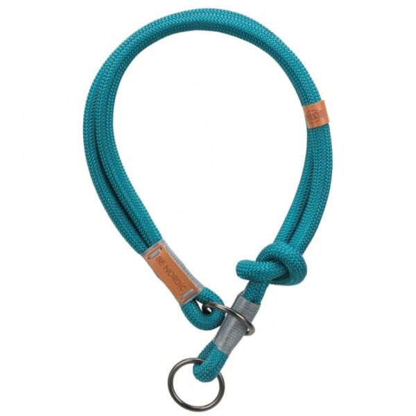Dieses hochwertige, rund gewebte Tau ist die perfekte Wahl für alle Tierliebhaber, die Wert auf Qualität und Funktionalität legen. Mit einer Länge von ca. 55 cm und einem Durchmesser von ca. 13 mm bietet es eine optimale Handhabung. Der Halsumfang kann dank der stufenlos verstellbaren Knoten individuell angepasst werden, was für höchsten Komfort sorgt. In der ansprechenden Farbkombination petrol und hellgrau ist dieses Tau nicht nur praktisch, sondern auch ein echter Hingucker. Zudem unterstützt TRIXIE mit dem Verkauf dieser Serie wichtige Meeresschutzprojekte und trägt aktiv zum Natur- und Artenschutz bei. Entscheiden Sie sich für dieses umweltfreundliche Produkt und geben Sie Ihrem Haustier das Beste!