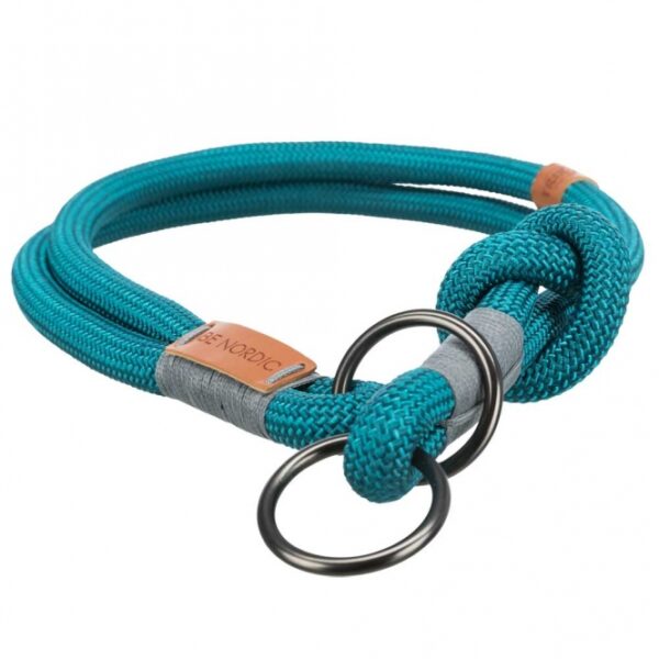 Dieses hochwertige, rund gewebte Tau ist die perfekte Wahl für alle Tierliebhaber, die Wert auf Qualität und Funktionalität legen. Mit einer Länge von ca. 55 cm und einem Durchmesser von ca. 13 mm bietet es eine optimale Handhabung. Der Halsumfang kann dank der stufenlos verstellbaren Knoten individuell angepasst werden, was für höchsten Komfort sorgt. In der ansprechenden Farbkombination petrol und hellgrau ist dieses Tau nicht nur praktisch, sondern auch ein echter Hingucker. Zudem unterstützt TRIXIE mit dem Verkauf dieser Serie wichtige Meeresschutzprojekte und trägt aktiv zum Natur- und Artenschutz bei. Entscheiden Sie sich für dieses umweltfreundliche Produkt und geben Sie Ihrem Haustier das Beste!