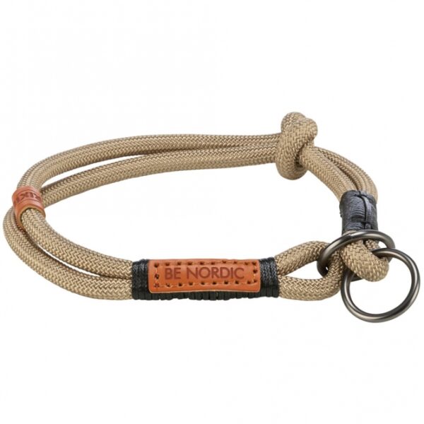 Dieses hochwertige, rund gewebte Tau ist perfekt für Ihren vierbeinigen Freund. Mit einer stufenlos verstellbaren Halsumfang und Zugbegrenzung durch praktische Knoten bietet es optimalen Komfort und Sicherheit. Die elegante Farbkombination in sand und schwarz macht es zu einem stilvollen Accessoire für jeden Hund. Mit einer Länge von ca. 50 cm und einem Durchmesser von ca. 13 mm ist dieses Tau sowohl robust als auch leicht zu handhaben. Zudem unterstützt der Verkauf dieser Serie wichtige Meeresschutzprojekte und trägt aktiv zum Natur- und Artenschutz bei. Entscheiden Sie sich für Qualität und Nachhaltigkeit mit diesem vielseitigen Hundetau!