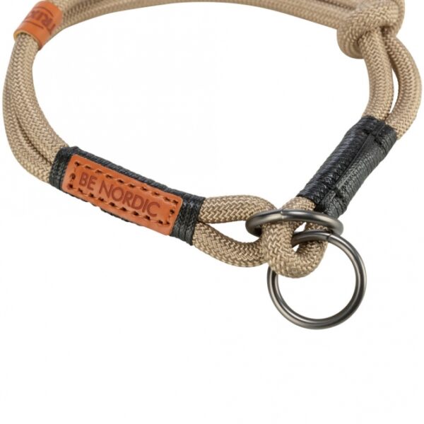 Dieser hochwertige Halsband aus rund gewebtem Tau bietet nicht nur eine stilvolle Optik in den Farben sand und schwarz, sondern auch höchste Funktionalität. Mit einer Länge von ca. 35 cm und einem Durchmesser von ca. 6 mm ist es ideal für Hunde jeden Alters. Der Halsumfang lässt sich dank der stufenlos verstellbaren Knoten individuell anpassen, was für optimalen Tragekomfort sorgt. Zudem unterstützt TRIXIE mit dem Verkauf dieser Serie wichtige Meeresschutzprojekte und trägt aktiv zum Natur- und Artenschutz bei. Investieren Sie in Qualität und Verantwortung – für einen glücklichen Hund und eine gesunde Umwelt!