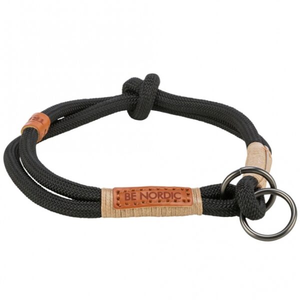 Dieser hochwertige Hundehalsband aus rund gewebtem Tau kombiniert Funktionalität und Stil. Mit einer Länge von ca. 50 cm und einem Durchmesser von ca. 13 mm bietet es eine optimale Passform für Ihren Hund. Der Halsumfang ist durch Knoten stufenlos verstellbar, sodass Sie die Zugbegrenzung individuell anpassen können. Die elegante Farbkombination in schwarz und sand macht das Halsband zu einem echten Hingucker. Zudem unterstützt TRIXIE mit dem Verkauf dieser Serie wichtige Meeresschutzprojekte, wodurch Sie nicht nur Ihrem Hund einen hochwertigen Artikel bieten, sondern auch aktiv zum Natur- und Artenschutz beitragen. Wählen Sie jetzt dieses praktische und stilvolle Hundehalsband für höchste Qualität und nachhaltigen Nutzen!