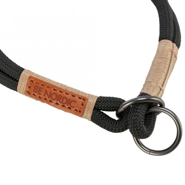 Dieser hochwertige Hundehalsband aus rund gewebtem Tau kombiniert Funktionalität und Stil. Mit einer Länge von ca. 50 cm und einem Durchmesser von ca. 13 mm bietet es eine optimale Passform für Ihren Hund. Der Halsumfang ist durch Knoten stufenlos verstellbar, sodass Sie die Zugbegrenzung individuell anpassen können. Die elegante Farbkombination in schwarz und sand macht das Halsband zu einem echten Hingucker. Zudem unterstützt TRIXIE mit dem Verkauf dieser Serie wichtige Meeresschutzprojekte, wodurch Sie nicht nur Ihrem Hund einen hochwertigen Artikel bieten, sondern auch aktiv zum Natur- und Artenschutz beitragen. Wählen Sie jetzt dieses praktische und stilvolle Hundehalsband für höchste Qualität und nachhaltigen Nutzen!