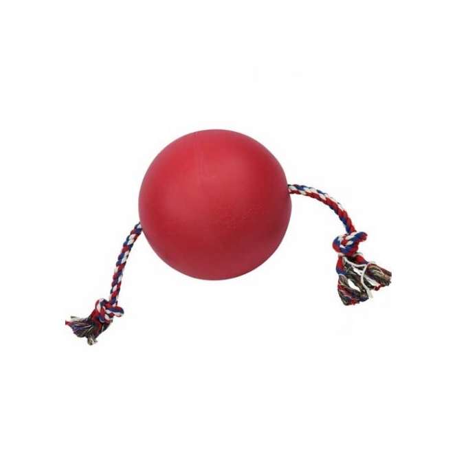 Der Mini Tuggo Ball ist die ideale Herausforderung für aktive und starke Hunde. Dieser extrem robuste Hundeball wurde sogar von Tigern getestet und bietet unvergleichlichen Spielspaß für ein oder mehrere Hunde. Mit einem praktischen, verschließbaren Deckel kann der Ball einfach mit Wasser oder Sand befüllt werden, um ein Gewicht von bis zu 2,27 kg zu erreichen. Das eröffnet völlig neue Spiel- und Trainingsmöglichkeiten, die sowohl für den Hund als auch für den Halter spannend sind. Das integrierte Seil ermöglicht ein einfaches Greifen und macht den Ball perfekt für Zerrspiele, egal ob mit Menschen oder anderen Hunden. Sollte das Seil einmal abgenutzt sein, lässt es sich mühelos durch ein neues Ersatzseil ersetzen, das separat erhältlich ist. Mit einem Durchmesser von 7 Inch (ca. 17 cm) und in einer auffälligen roten Farbe ist der Mini Tuggo Ball der perfekte Spielgefährte für jeden Hundebesitzer, der auf der Suche nach hochwertigem und langlebigem Hundespielzeug ist.