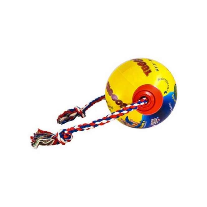 Der Mini Tuggo Ball ist die ideale Herausforderung für aktive und starke Hunde. Dieser extrem robuste Hundeball wurde sogar von Tigern getestet und bietet unvergleichlichen Spielspaß für ein oder mehrere Hunde. Mit einem praktischen, verschließbaren Deckel kann der Ball einfach mit Wasser oder Sand befüllt werden, um ein Gewicht von bis zu 2,27 kg zu erreichen. Das eröffnet völlig neue Spiel- und Trainingsmöglichkeiten, die sowohl für den Hund als auch für den Halter spannend sind. Das integrierte Seil ermöglicht ein einfaches Greifen und macht den Ball perfekt für Zerrspiele, egal ob mit Menschen oder anderen Hunden. Sollte das Seil einmal abgenutzt sein, lässt es sich mühelos durch ein neues Ersatzseil ersetzen, das separat erhältlich ist. Mit einem Durchmesser von 7 Inch (ca. 17 cm) und in einer auffälligen roten Farbe ist der Mini Tuggo Ball der perfekte Spielgefährte für jeden Hundebesitzer, der auf der Suche nach hochwertigem und langlebigem Hundespielzeug ist.