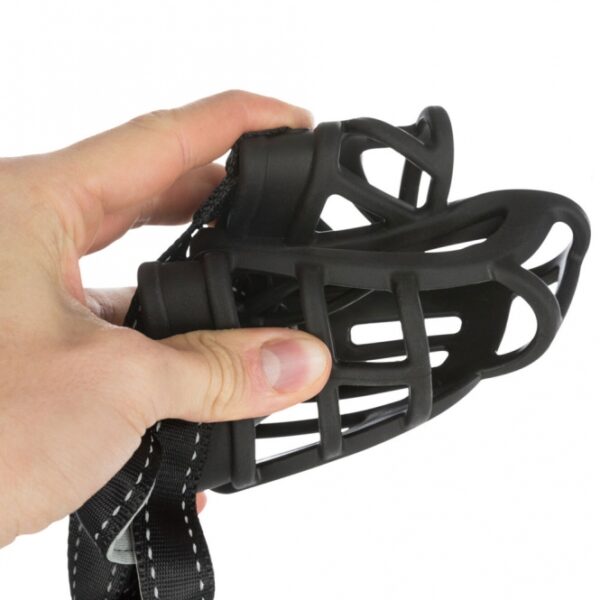 Suchen Sie nach einem hochwertigen Maulkorb für Ihren Hund? Unser robuster Maulkorb aus Gummi, Nylon und Neopren bietet eine ergonomische Passform, die sowohl flexibel als auch formstabil ist. Die stufenlos verstellbaren Stirn- und Genickriemen sowie die Genickschlaufe, teilweise neoprengefüttert, sorgen für optimalen Komfort und Sicherheit. Ihr Hund kann problemlos hecheln, trinken und Leckerlis genießen, während der Maulkorb dank der 3-fachen Befestigung ausbruchsicher ist. In elegantem Schwarz und tierschutzkonform nach § 18 (AT) ist dieser Maulkorb die ideale Wahl für Hunde aller Größen, vom Jack Russell Terrier bis zur Deutschen Dogge. Wählen Sie jetzt die passende Größe für Ihren vierbeinigen Freund und genießen Sie stressfreie Spaziergänge!