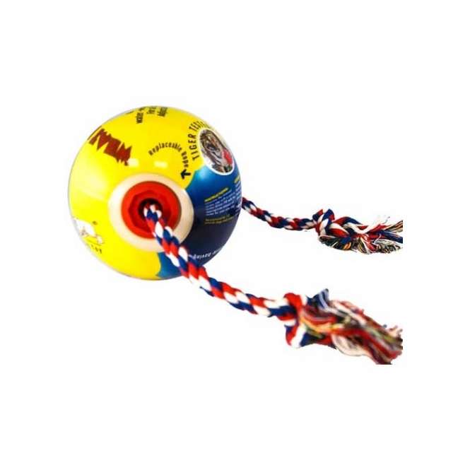 Der Tuggo Teeny Tiny Ball ist die perfekte Herausforderung für aktive und starke Hunde. Dieser robuste Hundeball, der sogar von Tigern getestet wurde, sorgt für unvergesslichen Spielspaß – egal, ob für einen oder mehrere Hunde. Mit einem praktischen, verschließbaren Deckel können Sie den Ball mit Wasser oder Sand bis zu einem Gewicht von 680 g füllen, was neue Spiel- und Trainingsmöglichkeiten eröffnet. Das integrierte Seil ermöglicht ein einfaches Greifen und macht den Ball ideal für Zerrspiele, sowohl mit Menschen als auch mit anderen Hunden. Sollte das Seil einmal abgenutzt sein, können Sie es unkompliziert durch ein neues, separat erhältliches Seil ersetzen. Mit einem Durchmesser von 10 cm (4 Inch) und einer leuchtenden „Glow in the Dark“-Funktion ist dieser Ball nicht nur funktional, sondern auch ein echter Hingucker im Dunkeln. Holen Sie sich den Tuggo Teeny Tiny Ball für stundenlangen Spielspaß und fördern Sie die Aktivität Ihres Hundes!