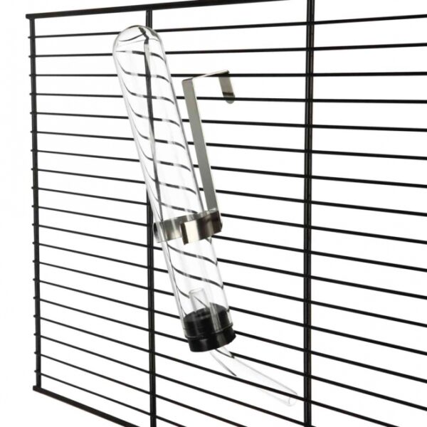 Entdecken Sie unsere hochwertigen Glastränke mit Halter, ideal für Gitterkäfige und Saughalter für glatte Flächen wie Terrarien. Diese praktischen Tränken sind perfekt geeignet für Kleinnager wie Hamster und Mäuse und bieten ein Fassungsvermögen von ca. 50 ml. Dank ihrer robusten Bauweise und dem durchsichtigen Design ermöglichen sie eine einfache Überwachung des Wasserstands. Sorgen Sie für eine optimale Wasserversorgung Ihrer kleinen Haustiere mit diesen günstigen und funktionalen Glastränken – die beste Wahl für Tierliebhaber!