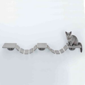 Dieser hochwertige Katzenbaum aus Holz und Sisal erweitert den Lebensraum Ihrer Katze und bietet ihr die Möglichkeit, höher gelegene Bereiche zu erkunden. Mit drei stabilen Plattformen (äußere: 22,5 × 30 cm, mittlere: 17,5 × 30 cm) ist er perfekt für Kletterlandschaften geeignet und fördert die natürliche Kletterlust Ihrer Katze. Die großzügigen Maße von ca. 150 × 30 cm bieten ausreichend Platz zum Spielen und Entspannen. In einem eleganten Taupe-Farbton fügt sich dieser Katzenbaum harmonisch in jede Wohnumgebung ein. Investieren Sie in die Gesundheit und das Wohlbefinden Ihrer Katze mit diesem stilvollen und funktionalen Möbelstück!