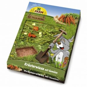Unser hochwertiges Ergänzungsfuttermittel für Zwergkaninchen, Nager und Schildkröten bietet ein echtes Stück Wiese für Ihre Lieblinge! Ideal zum Entdecken, Graben und Knabbern wie in der freien Natur, enthält diese duftende Kräuterwiese vitaminreiche Karotten und gesunde Pastinaken für eine artgerechte und natürliche Fütterung. Die Kräuterwiese kann bequem mit der Schale direkt ins Nagerheim gestellt werden. Der grüne Teil der Pflanzen ist reich an natürlicher Rohfaser, während die Wurzeln den Zahnabrieb unterstützen und gleichzeitig Mineralstoffe liefern. Mehr Natürlichkeit für Ihre Tiere geht nicht! Füttern Sie je nach Bedarf und genießen Sie die gesunde Vielfalt aus Wildblumen, Kräutern und Gräsern wie Löwenzahn, Spitzwegerich und Kamille. Perfekt für eine artgerechte Haltung – 750 g voller Genuss!