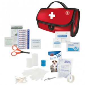 Entdecken Sie unser umfangreiches Erste-Hilfe-Set, das speziell für die schnelle Erstversorgung von häufigen Notfällen bei Hunden und Katzen entwickelt wurde. Dieses hochwertige Set wurde in Zusammenarbeit mit Tierärzten erstellt und bietet alles, was Sie für die schnelle Hilfe benötigen. Es enthält unter anderem 2 sterile, selbstklebende Wundkompressen, 2 Rollen Mullbinden (jeweils 4 m), eine elastische Mullbinde (4,5 m), Klebeband, eine Schere, Pflaster, Alkoholtupfer und viele weitere wichtige Utensilien. Zudem erhalten Sie eine praktische Aufbewahrungstasche zum Aufhängen mit übersichtlichen Fächern sowie ein Heft mit wertvollen Tipps zur richtigen Erstversorgung. Sorgen Sie für die Sicherheit Ihres Haustiers mit diesem günstigen und hochwertigen Erste-Hilfe-Set!
