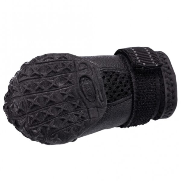 Diese hochwertigen Hundeschuhe bieten optimalen Schutz und hohen Tragekomfort für Ihren vierbeinigen Freund, insbesondere für kleine Rassen wie Yorkshire Terrier. Mit ihrer rutschfesten Profilsohle aus robustem PVC garantieren sie einen sicheren Halt auf steinigem Untergrund, Asphalt und heißem Sand. Das atmungsaktive Mesh-Material sorgt dafür, dass die Füße Ihres Hundes auch bei längeren Spaziergängen angenehm kühl bleiben. Diese langlebigen Hundeschuhe sind ganzjährig einsetzbar und schützen im Winter vor Streusalz und Splitt. Zusätzlich unterstützen sie die Heilung von Verletzungen und senken das Infektionsrisiko, während reflektierende Streifen für mehr Sichtbarkeit bei schlechten Lichtverhältnissen sorgen. Der praktische Klettverschluss verhindert ein Verhaken des Fells und ermöglicht ein einfaches An- und Ausziehen. Im Lieferumfang sind zwei Stück in der Farbe Schwarz enthalten, ideal für kleine Hunde. Gönnen Sie Ihrem Hund den besten Schutz und Komfort mit diesen erstklassigen Hundeschuhen!