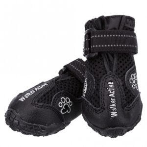 Unsere hochwertigen Hundeschuhe bieten optimalen Schutz und hohen Tragekomfort für Ihren vierbeinigen Freund. Mit einer robusten Profilsohle aus rutschfestem PVC gewährleisten sie sicheren Halt auf verschiedenen Untergründen, sei es auf steinigem Gelände, Asphalt oder heißem Sand. Das atmungsaktive Mesh-Material sorgt dafür, dass die Pfoten Ihres Hundes auch bei längeren Spaziergängen gut belüftet bleiben. Diese langlebigen Hundeschuhe sind ganzjährig einsetzbar und schützen im Winter vor schädlichem Streusalz und Splitt. Zudem unterstützen sie die Heilung von Verletzungen und senken das Infektionsrisiko. Die reflektierenden Streifen sorgen für zusätzliche Sichtbarkeit bei dunklen Lichtverhältnissen. Dank des praktischen Klettverschlusses, der das Fell nicht verhakt, sind sie einfach anzulegen. Erhältlich in der Farbe Schwarz und in den Größen L-XL für größere Rassen wie den Golden Retriever sowie XS-S mit 2 Klettverschlüssen. Ideal für alle Hundebesitzer, die Wert auf Qualität und Sicherheit legen!