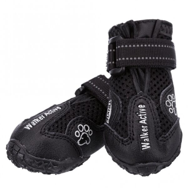 Unsere hochwertigen Hundeschuhe bieten optimalen Schutz und hohen Tragekomfort für Ihren vierbeinigen Freund. Mit einer robusten Profilsohle aus rutschfestem PVC gewährleisten sie sicheren Halt auf verschiedenen Untergründen, sei es auf steinigem Gelände, Asphalt oder heißem Sand. Das atmungsaktive Mesh-Material sorgt dafür, dass die Pfoten Ihres Hundes auch bei längeren Spaziergängen gut belüftet bleiben. Diese langlebigen Hundeschuhe sind ganzjährig einsetzbar und schützen im Winter vor schädlichem Streusalz und Splitt. Zudem unterstützen sie die Heilung von Verletzungen und senken das Infektionsrisiko. Die reflektierenden Streifen sorgen für zusätzliche Sichtbarkeit bei dunklen Lichtverhältnissen. Dank des praktischen Klettverschlusses, der das Fell nicht verhakt, sind sie einfach anzulegen. Erhältlich in der Farbe Schwarz und in den Größen L-XL für größere Rassen wie den Golden Retriever sowie XS-S mit 2 Klettverschlüssen. Ideal für alle Hundebesitzer, die Wert auf Qualität und Sicherheit legen!