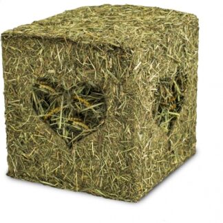 Der natürliche Heu-Würfel ist ein hochwertiges Ergänzungsfuttermittel, das speziell für Mäuse, Ratten und Hamster entwickelt wurde. Gefüllt mit aromatischem Bergwiesenheu und knackigen Mehlwürmern, bietet er eine wertvolle Proteinquelle für Ihre kleinen Haustiere. Die Füllung aus eigenem Bergwiesenheu enthält einen hohen Rohfasergehalt, der den physiologischen Zahnabrieb der lebenslang wachsenden Nagezähne unterstützt. Dieser voll fressbare Heu-Würfel kann einfach wiederbefüllt werden und sorgt so für stundenlangen Knabberspaß. Dank der Verarbeitung ausschließlich natürlicher Rohstoffe ist der gesamte Heu-Würfel bedenkenlos verzehrbar – ideal für granivore Heimtiere. Größe: 12 x 12 x 12 cm, Gewicht: 125 g. Verwenden Sie den Heu-Würfel bitte nur unter Aufsicht, um das Wohlbefinden Ihrer Tiere zu gewährleisten.