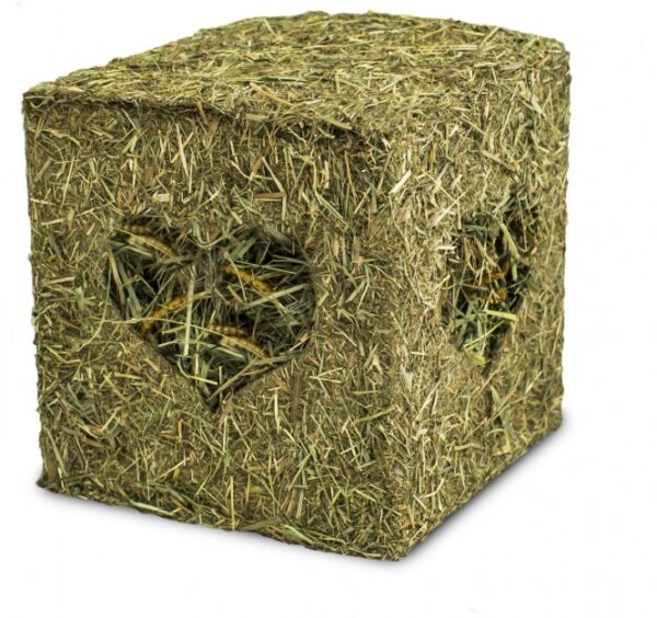Der natürliche Heu-Würfel ist ein hochwertiges Ergänzungsfuttermittel, das speziell für Mäuse, Ratten und Hamster entwickelt wurde. Gefüllt mit aromatischem Bergwiesenheu und knackigen Mehlwürmern, bietet er eine wertvolle Proteinquelle für Ihre kleinen Haustiere. Die Füllung aus eigenem Bergwiesenheu enthält einen hohen Rohfasergehalt, der den physiologischen Zahnabrieb der lebenslang wachsenden Nagezähne unterstützt. Dieser voll fressbare Heu-Würfel kann einfach wiederbefüllt werden und sorgt so für stundenlangen Knabberspaß. Dank der Verarbeitung ausschließlich natürlicher Rohstoffe ist der gesamte Heu-Würfel bedenkenlos verzehrbar – ideal für granivore Heimtiere. Größe: 12 x 12 x 12 cm, Gewicht: 125 g. Verwenden Sie den Heu-Würfel bitte nur unter Aufsicht, um das Wohlbefinden Ihrer Tiere zu gewährleisten.