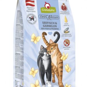 **Was macht GranataPet so besonders?** GranataPet bietet Ihrer Katze ein unvergleichliches Geschmackserlebnis durch die Zugabe von hochwertigen Granatapfelkernen. Diese sind reich an natürlichen Polyphenolen, insbesondere Ellagsäure, die dazu beitragen können, freie Radikale abzufangen und somit den Zellschutz zu fördern. Die wertvollen Inhaltsstoffe stärken das Immunsystem Ihrer Katze und unterstützen ihre Gesundheit nachhaltig. **Hergestellt in Österreich:** - Mit extra viel Taurin und Katzenminze für zusätzliche Vitalität. - Enthält Grünlippmuschel, eine natürliche Quelle für Chondroitin und Glucosamin, die die Gelenkgesundheit unterstützt. - **Frei von Getreide, Gluten, Weizen, Reis, Mais und Soja** – ideal für empfindliche Katzen. - **Ohne Zuckerzusatz, ohne künstliche Konservierungsstoffe, Farb- und Aromastoffe** sowie ohne gentechnisch veränderte Organismen (GVO). **GranataPet DeliCatessen Seefisch & Garnelen** ist ein Alleinfuttermittel für ausgewachsene Katzen, das eine ausgewogene Ernährung bietet. Die Zusammensetzung beinhaltet 42% hochwertige tierische Proteine, darunter Seefisch, Garnelen und Geflügelfleisch. Mit einer analytischen Zusammensetzung von 28,5% Protein und 17% Fett sorgt es für eine gesunde und schmackhafte Mahlzeit. **Ernährungshinweis:** Füttern Sie Ihre Katze je nach Gewicht und Aktivitätslevel. Achten Sie darauf, immer frisches Wasser bereitzustellen. Entscheiden Sie sich für GranataPet und geben Sie Ihrer Katze die beste Ernährung für ein gesundes und glückliches Leben!
