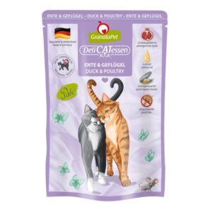 GranataPet ist ein hochwertiges Alleinfuttermittel für ausgewachsene Katzen, das durch die Verwendung von Granatapfelkernen, Taurin und Leinöl besonders heraussticht. Die natürlichen Polyphenole im Granatapfel unterstützen den Zellschutz und stärken das Immunsystem Ihrer Katze. Hergestellt in Deutschland, enthält dieses Futter keine Getreide, Gluten, künstlichen Konservierungsstoffe oder gentechnisch veränderte Organismen, was es zu einer gesunden Wahl für Ihre geliebte Katze macht. Mit einem Fleischanteil von 72 % aus hochwertigem Enten- und Geflügelfleisch sowie wertvollen Zutaten wie Grünlippmuschel, die natürliches Chondroitin und Glucosamin liefert, bietet GranataPet eine optimale Ernährung für aktive und sterilisierten Katzen. Wählen Sie GranataPet DeliCatessen Ente & Geflügel für eine gesunde, schmackhafte und nahrhafte Mahlzeit, die Ihre Katze lieben wird!