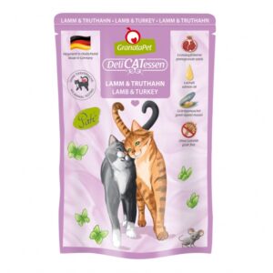 GranataPet ist ein hochwertiges Alleinfuttermittel für ausgewachsene Katzen, das durch seine speziellen Inhaltsstoffe überzeugt. Die Granatapfelkerne sind reich an natürlichen Polyphenolen, insbesondere Ellagsäure, die freie Radikale abfangen und somit den Zellschutz sowie das Immunsystem Ihrer Katze stärken können. Hergestellt in Deutschland, enthält GranataPet sorgfältig ausgewählte Zutaten: Lamm- und Truthahnfleisch (72 %), Granatapfelkerne (1 %), Taurin und Leinöl, sowie die wertvolle Grünlippmuschel, die natürliches Chondroitin und Glucosamin liefert. Dieses Futter ist frei von Getreide, Gluten, Zucker und künstlichen Konservierungsmitteln, was es zu einer gesunden Wahl für Ihre Katze macht. Wählen Sie GranataPet DeliCatessen Lamm & Truthahn für eine nahrhafte und schmackhafte Mahlzeit, die das Wohlbefinden Ihrer Katze unterstützt.
