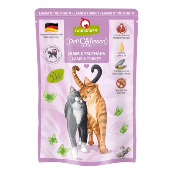 GranataPet ist ein hochwertiges Alleinfuttermittel für ausgewachsene Katzen, das durch seine speziellen Inhaltsstoffe überzeugt. Die Granatapfelkerne sind reich an natürlichen Polyphenolen, insbesondere Ellagsäure, die freie Radikale abfangen und somit den Zellschutz sowie das Immunsystem Ihrer Katze stärken können. Hergestellt in Deutschland, enthält GranataPet sorgfältig ausgewählte Zutaten: Lamm- und Truthahnfleisch (72 %), Granatapfelkerne (1 %), Taurin und Leinöl, sowie die wertvolle Grünlippmuschel, die natürliches Chondroitin und Glucosamin liefert. Dieses Futter ist frei von Getreide, Gluten, Zucker und künstlichen Konservierungsmitteln, was es zu einer gesunden Wahl für Ihre Katze macht. Wählen Sie GranataPet DeliCatessen Lamm & Truthahn für eine nahrhafte und schmackhafte Mahlzeit, die das Wohlbefinden Ihrer Katze unterstützt.