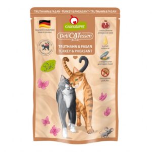 GranataPet ist ein hochwertiges Alleinfuttermittel für ausgewachsene Katzen, das mit natürlichen Zutaten wie Granatapfelkernen, Taurin und Leinöl angereichert ist. Diese einzigartigen Granatapfelkerne sind reich an Polyphenolen, die als Antioxidantien wirken und somit das Immunsystem Ihrer Katze stärken sowie Zellschutz bieten können. Hergestellt in Deutschland, enthält dieses Futter keine künstlichen Konservierungsmittel, keine Gentechnik und ist frei von Getreide, Gluten, Soja und Zuckerzusätzen. Mit einem hohen Fleischanteil von 72 % aus hochwertigem Truthahn und Fasan ist GranataPet nicht nur gesund, sondern auch äußerst schmackhaft für Ihre Katze. Wählen Sie GranataPet für eine gesunde und ausgewogene Ernährung, die das Wohlbefinden Ihrer Katze fördert.