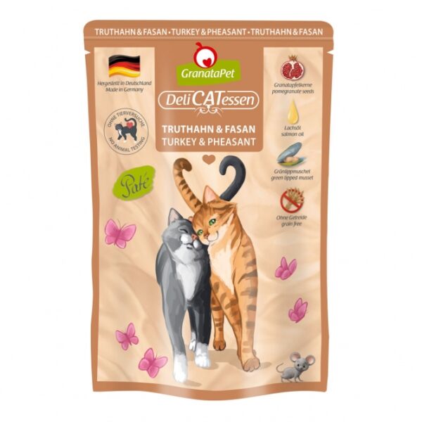 GranataPet ist ein hochwertiges Alleinfuttermittel für ausgewachsene Katzen, das mit natürlichen Zutaten wie Granatapfelkernen, Taurin und Leinöl angereichert ist. Diese einzigartigen Granatapfelkerne sind reich an Polyphenolen, die als Antioxidantien wirken und somit das Immunsystem Ihrer Katze stärken sowie Zellschutz bieten können. Hergestellt in Deutschland, enthält dieses Futter keine künstlichen Konservierungsmittel, keine Gentechnik und ist frei von Getreide, Gluten, Soja und Zuckerzusätzen. Mit einem hohen Fleischanteil von 72 % aus hochwertigem Truthahn und Fasan ist GranataPet nicht nur gesund, sondern auch äußerst schmackhaft für Ihre Katze. Wählen Sie GranataPet für eine gesunde und ausgewogene Ernährung, die das Wohlbefinden Ihrer Katze fördert.
