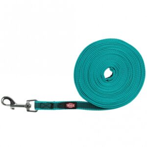 Diese hochwertige Schleppleine ist das ideale Erziehungsinstrument für junge Hunde und eine hervorragende Alternative zur flexiblen Rollleine, besonders für Tiere mit starkem Jagdtrieb. Mit einer Länge von ca. 10 Metern bietet die Leine deinem Hund beim Schnüffeln und Herumstöbern ausreichend Bewegungsfreiheit, ohne ihn unbeaufsichtigt zu lassen. Sollte dein Hund vom Weg abkommen oder einem Tier hinterherjagen, kannst du ihn jederzeit mit dieser robusten Hunde-Leine sicher zurückholen. Das gummierte Gurtband sorgt für zusätzlichen Grip und ermöglicht ein einfaches Handling, selbst wenn mehr Kraft benötigt wird. Die strapazierfähige Leine hält Wind und Wetter stand und ist in auffälligen Farben erhältlich, die die Sichtbarkeit erhöhen und versehentliches Stolpern verhindern. Ideal für das Üben von Kommandos auf Distanz, ist diese Schleppleine ein unverzichtbares Zubehör für jeden Hundebesitzer. - **Material:** Gurtband - **Zugkraft:** bis 100 kg - **Farbe:** Ozean - **Länge:** ca. 10 m - **Breite:** ca. 15 mm Mit dieser Schleppleine investierst du in die Sicherheit und das Training deines Hundes – für entspannte Spaziergänge ohne Leine in der Zukunft!