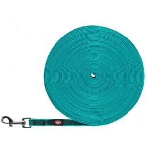 Die hochwertige Schleppleine ist das ideale Erziehungsinstrument für junge Hunde und eine ausgezeichnete Alternative zur flexiblen Rollleine, besonders für Tiere mit starkem Jagdtrieb. Mit einer Länge von 5 bis 15 Metern bietet diese robuste Hunde-Leine deinem Vierbeiner beim Schnüffeln und Herumstöbern ausreichend Bewegungsfreiheit, ohne ihn aus den Augen zu verlieren. Sollte dein Hund vom Weg abkommen oder einem Tier nachjagen, kannst du ihn jederzeit sicher zurückholen – das sorgt für Sicherheit und ist ein effektives Training, um ihn später auch ohne Leine laufen zu lassen. Diese Schleppleine eignet sich zudem hervorragend zum Üben von Kommandos auf Distanz. Das gummierte Gurtband sorgt für zusätzlichen Grip beim Halten der Leine und bietet dir die nötige Kraft, um deinen Hund zurückzuholen. Hergestellt aus strapazierfähigem Material, hält die Leine Wind und Wetter stand. Die auffälligen Farben erhöhen die Sichtbarkeit und verhindern versehentliches Stolpern über die Leine. **Produktdetails:** - Gurtband - Ohne Handschlaufe - Mit Öse zur Befestigung von Hundemarken oder Flashlights - Zugkraft bis 100 kg - Farbe: Ozean - Länge: ca. 15 m - Breite: ca. 15 mm Investiere in die beste Schleppleine für deinen Hund und genieße stressfreies Training und Spaziergänge!