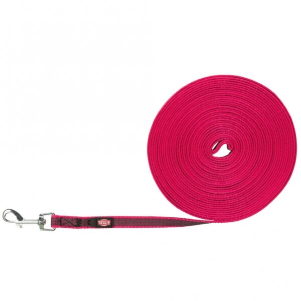 Unsere hochwertige Schleppleine ist das ideale Erziehungsinstrument für junge Hunde und eine hervorragende Alternative zur flexiblen Rollleine, besonders bei Hunden mit starkem Jagdtrieb. Mit einer Länge von ca. 15 Metern bietet die robuste Hunde-Leine deinem Vierbeiner beim Schnüffeln und Herumstöbern ausreichend Bewegungsfreiheit, während du die Kontrolle behältst. Sollte dein Hund vom Weg abkommen oder einem Tier hinterherjagen, kannst du ihn jederzeit sicher zurückholen. Diese Schleppleine eignet sich auch perfekt für das Üben von Kommandos auf Distanz und sorgt für ein effektives Training, damit dein Hund später auch ohne Leine laufen kann. Das gummierte Gurtband sorgt für zusätzlichen Grip und ermöglicht ein sicheres Halten, selbst wenn mehr Kraft benötigt wird. Das strapazierfähige Material ist wind- und wetterfest, während die auffällige Farbe in Fuchsia dafür sorgt, dass die Leine gut sichtbar ist und versehentliches Stolpern verhindert wird. Mit einer Zugkraft von bis zu 100 kg und einer Breite von ca. 15 mm ist diese Leine sowohl robust als auch praktisch für jeden Hundebesitzer.