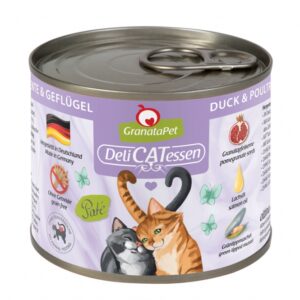 **Verbesserte Produktbeschreibung für GranataPet DeliCatessen** GranataPet DeliCatessen ist das ideale Alleinfuttermittel für Ihre Katze, hergestellt in Deutschland mit hochwertigen Zutaten. Unsere einzigartige Rezeptur enthält 72 % zartes Enten- und Geflügelfleisch, angereichert mit nährstoffreichen Granatapfelkernen, die reich an natürlichen Polyphenolen sind. Diese Polyphenole unterstützen den Zellschutz und stärken das Immunsystem Ihrer Katze, indem sie freie Radikale abfangen. Zudem sind unsere Produkte glutenfrei und enthalten kein Getreide, Zucker oder künstliche Konservierungsstoffe, was sie zur perfekten Wahl für ernährungssensible Katzen macht. Mit wertvollem Taurin, Leinöl und Grünlippmuschel bieten wir eine vollwertige Ernährung, die Ihre Katze gesund und vital hält. Entscheiden Sie sich für GranataPet DeliCatessen – für das Wohlbefinden Ihrer Katze!